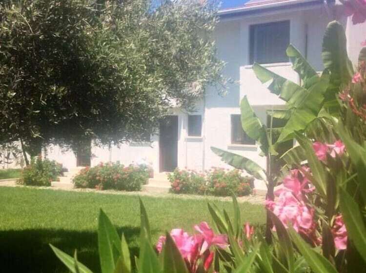 Отель Bare Hill Holiday Village