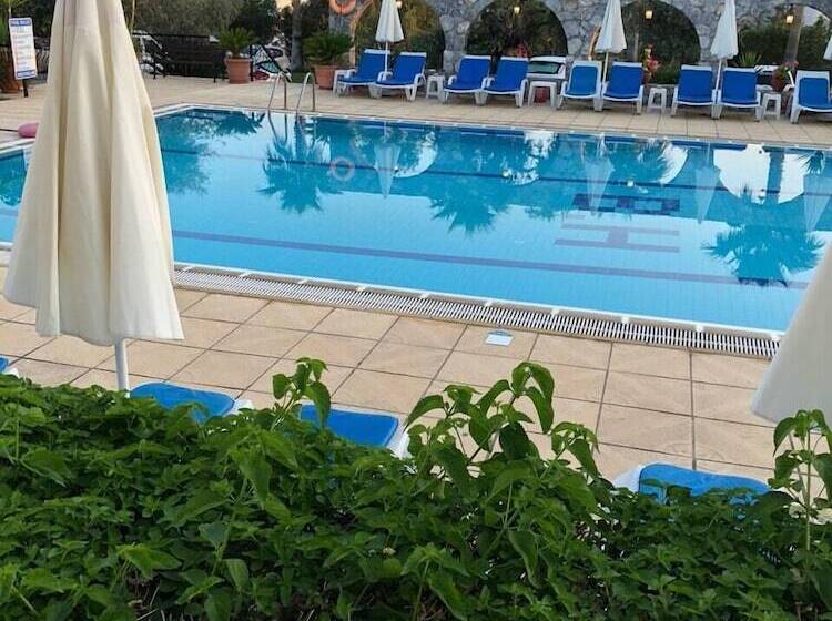 Отель Bare Hill Holiday Village