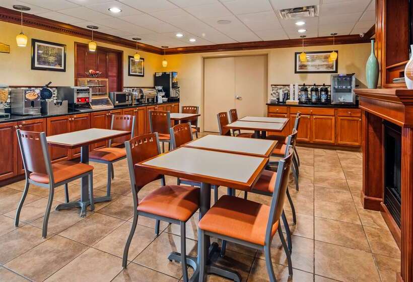 هتل Best Western Plus Strawberry Inn & Suites