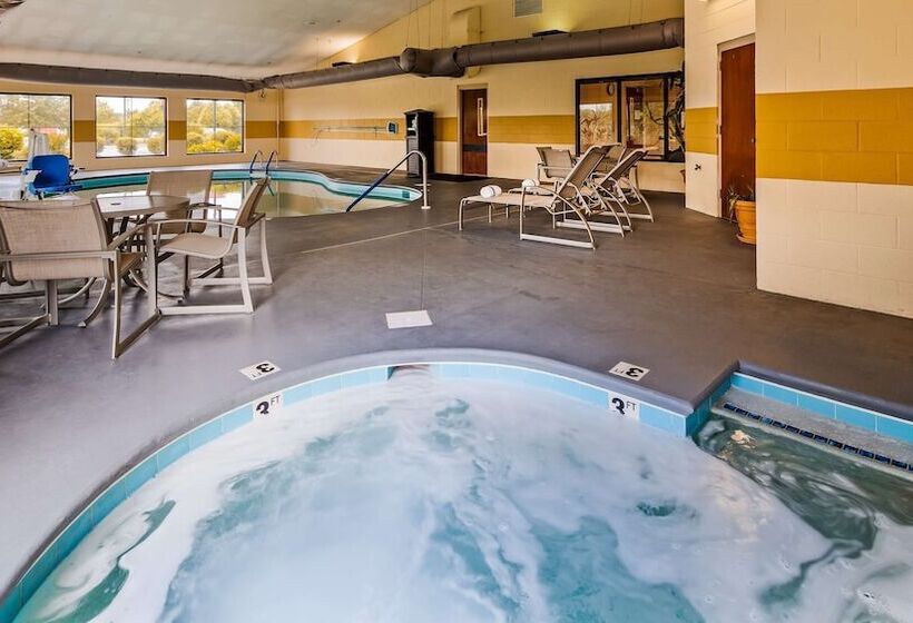 هتل Best Western Plus Strawberry Inn & Suites