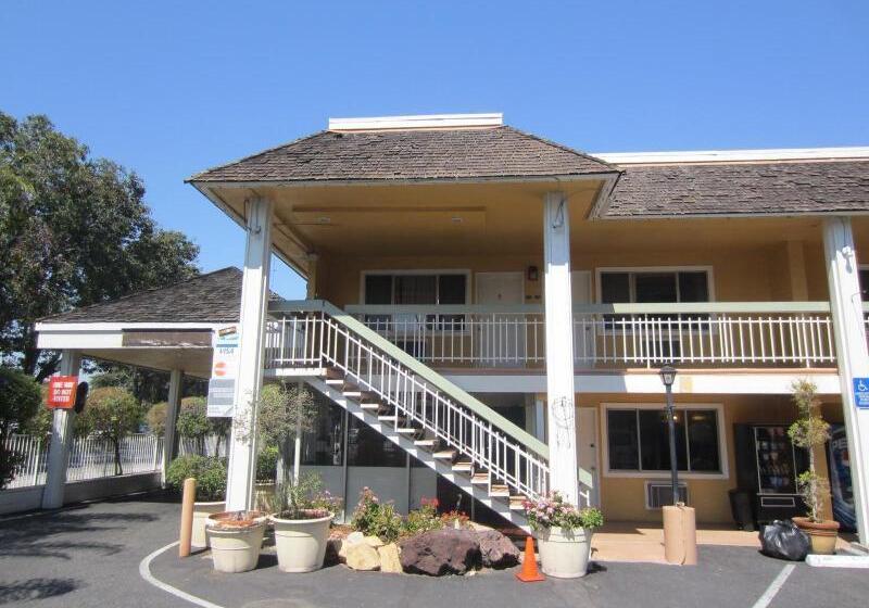 فندق Caravelle Inn Extended Stay