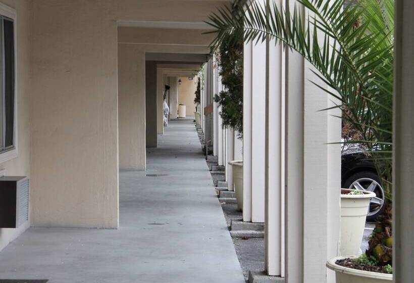 فندق Caravelle Inn Extended Stay