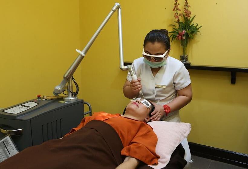 Crown Regency Hotel And Towers