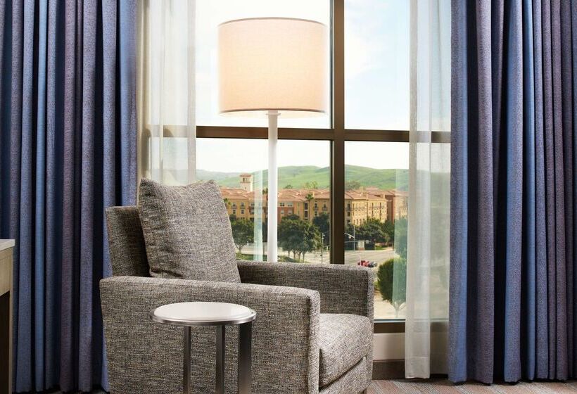 هتل Doubletree By Hilton Irvine   Spectrum