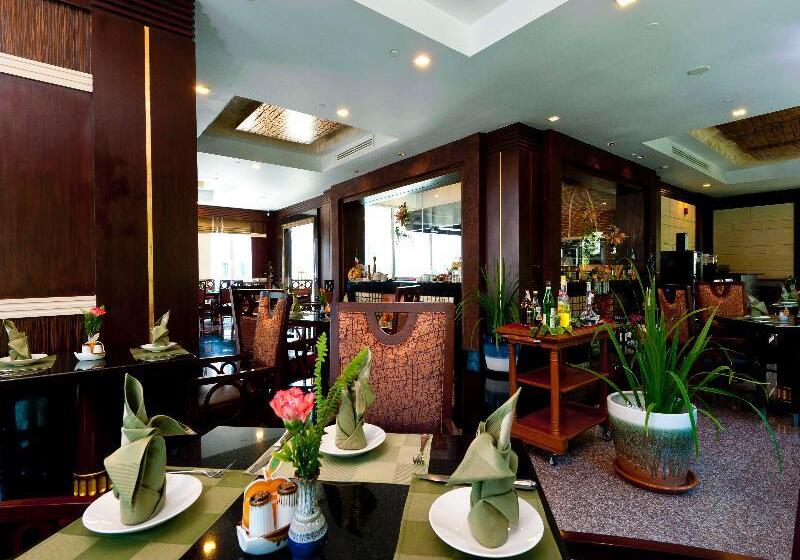 Отель Grand Pacific Sovereign Resort & Spa