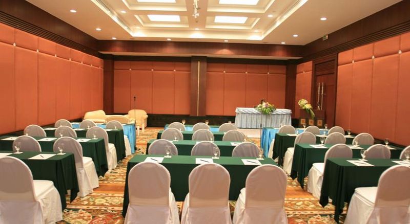 Отель Grand Pacific Sovereign Resort & Spa