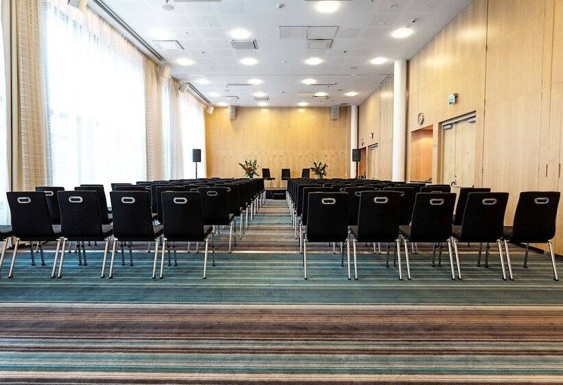 هتل Hilton Helsinki Airport