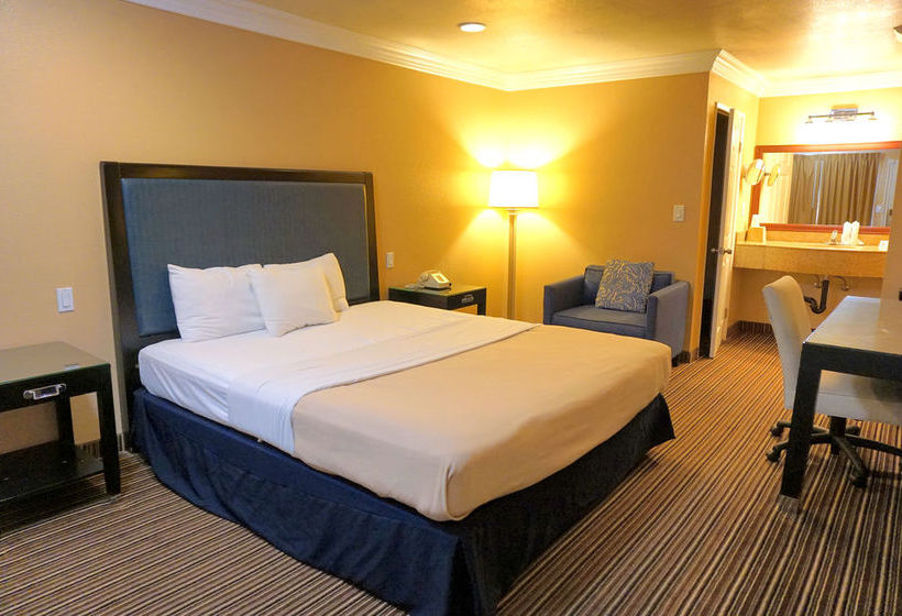 فندق Hollywood Inn Express South