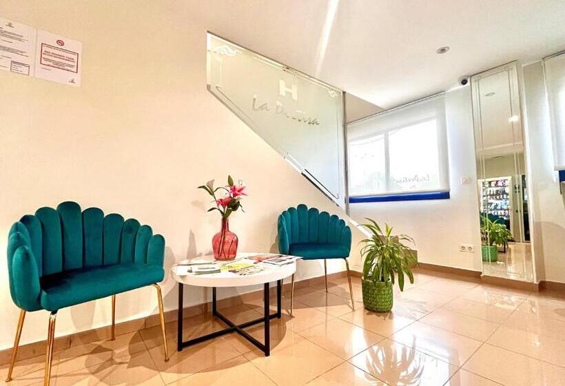 هتل Hostal La Poetisa   Auto Check In