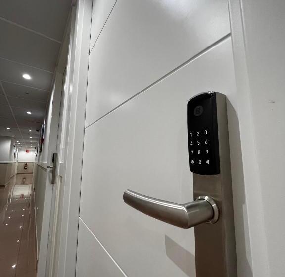 هتل Hostal La Poetisa   Auto Check In