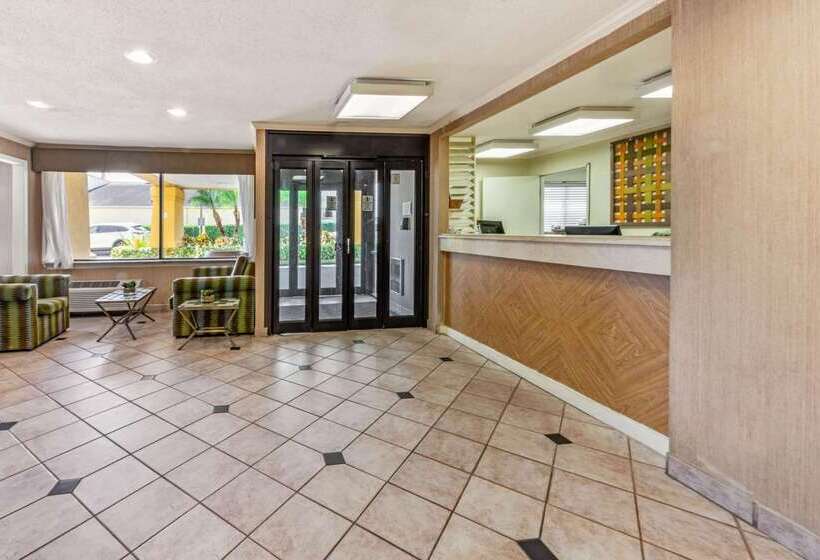 בית מלון כפרי La Quinta By Wyndham Tampa Brandon West