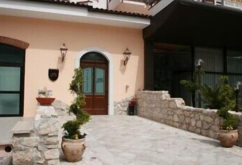 בית מלון כפרי Marchesina Resort Srls