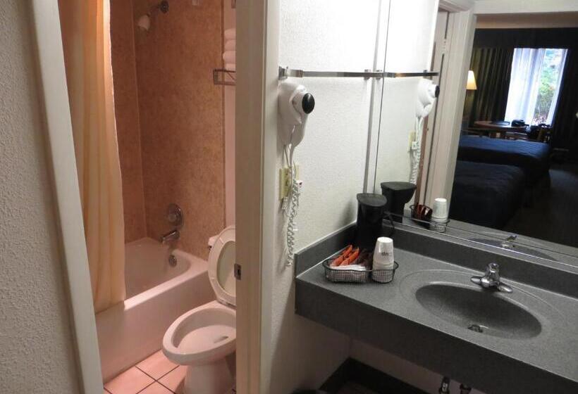 Maingate Lakeside Resort