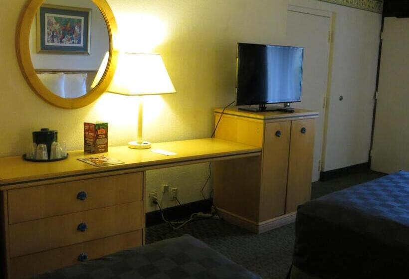 Maingate Lakeside Resort