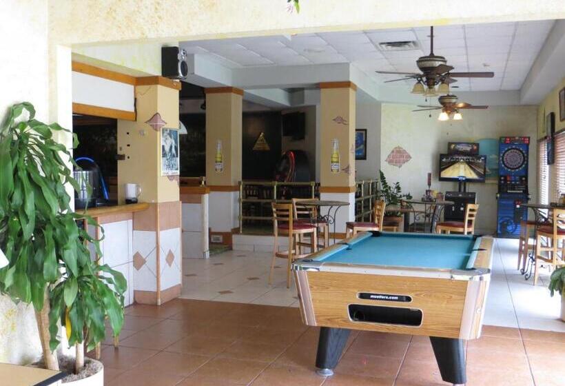 Maingate Lakeside Resort