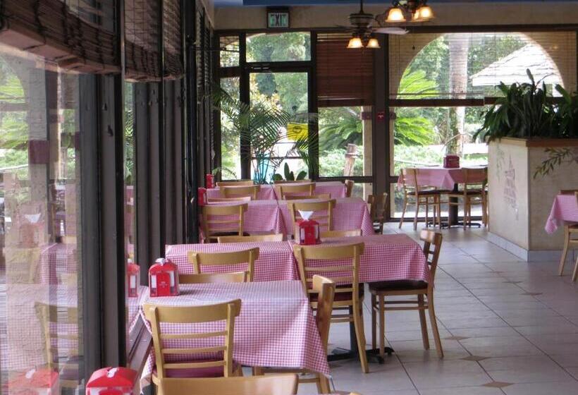 Maingate Lakeside Resort
