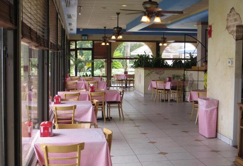 Maingate Lakeside Resort