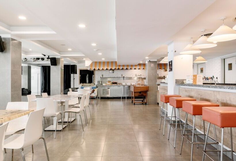 בית מלון כפרי Aluasun Helios Beach