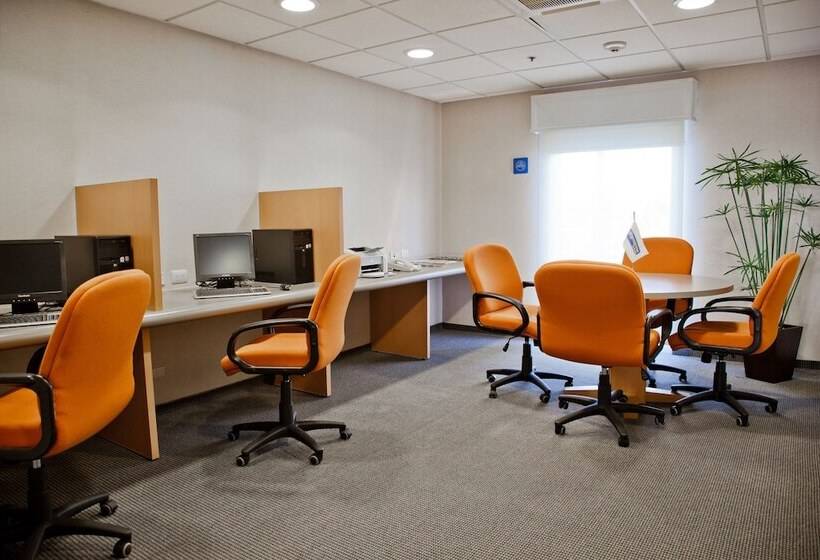 בית מלון כפרי City Express By Marriott Celaya Parque