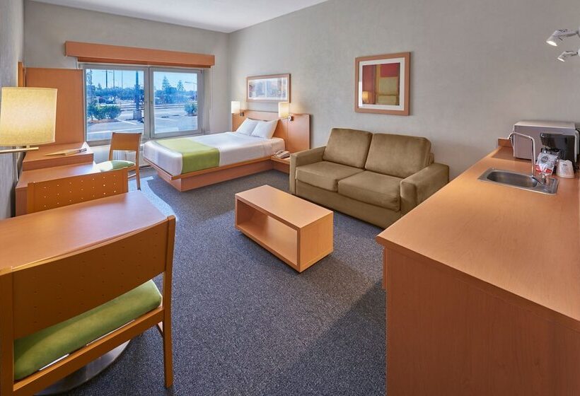 בית מלון כפרי City Express By Marriott Celaya Parque