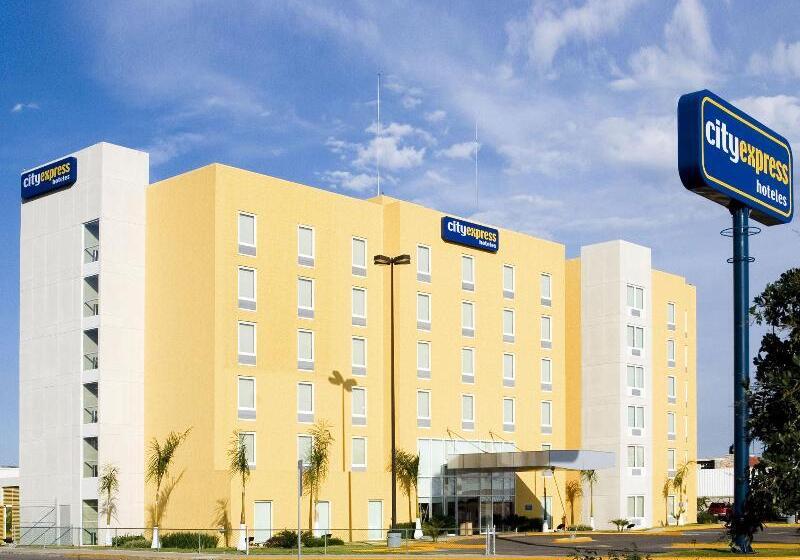 בית מלון כפרי City Express By Marriott Celaya Parque