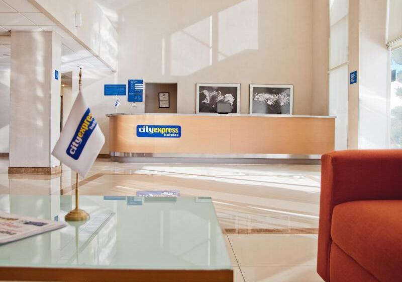 בית מלון כפרי City Express By Marriott Celaya Parque