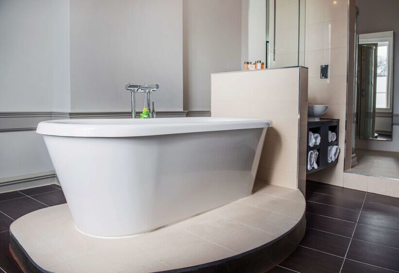 Отель De Vere Beaumont Estate