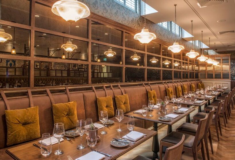 Отель De Vere Beaumont Estate