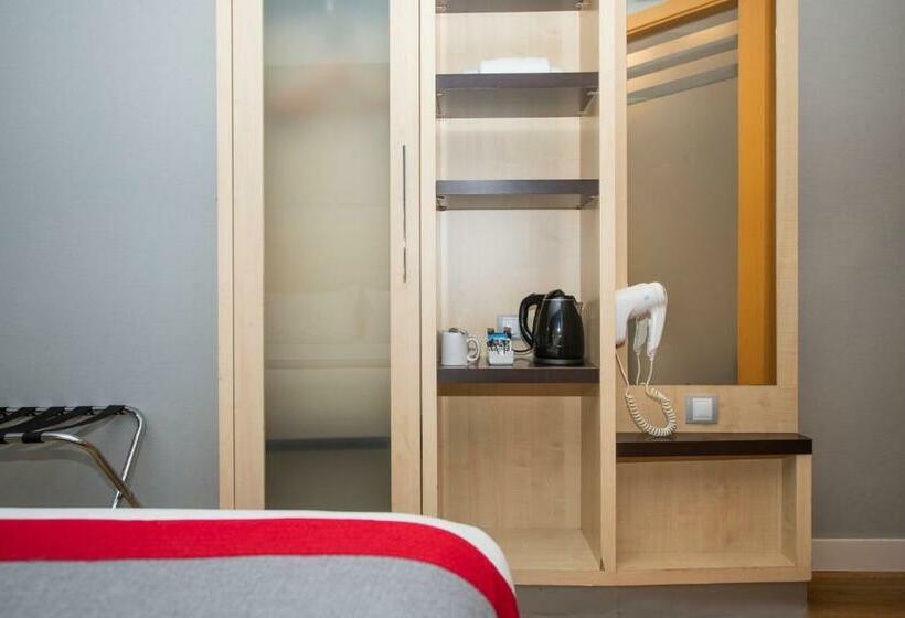 Отель Holiday Inn Express Barcelona City 22@, An Ihg