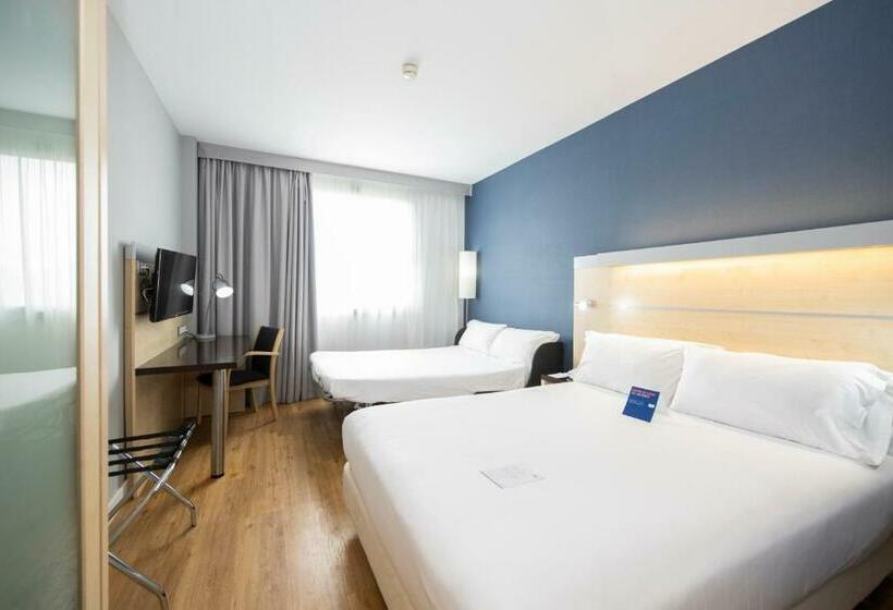 Отель Holiday Inn Express Barcelona City 22@, An Ihg