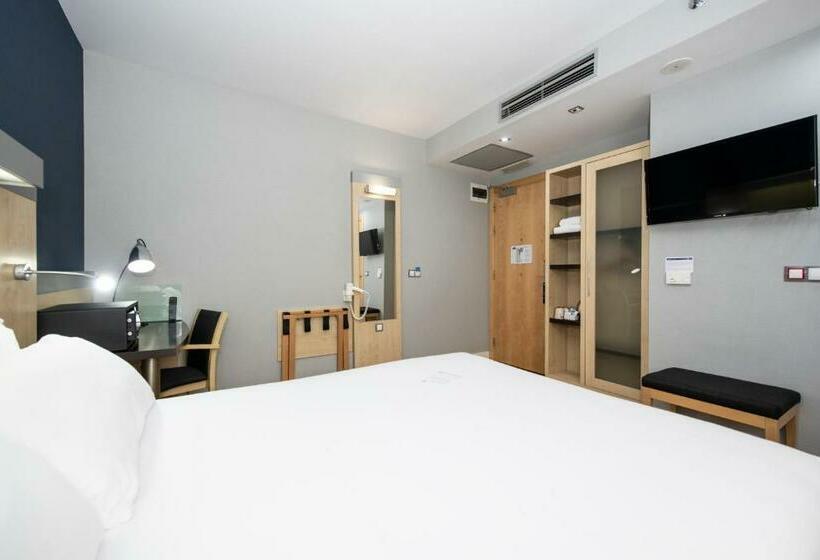 Отель Holiday Inn Express Barcelona City 22@, An Ihg