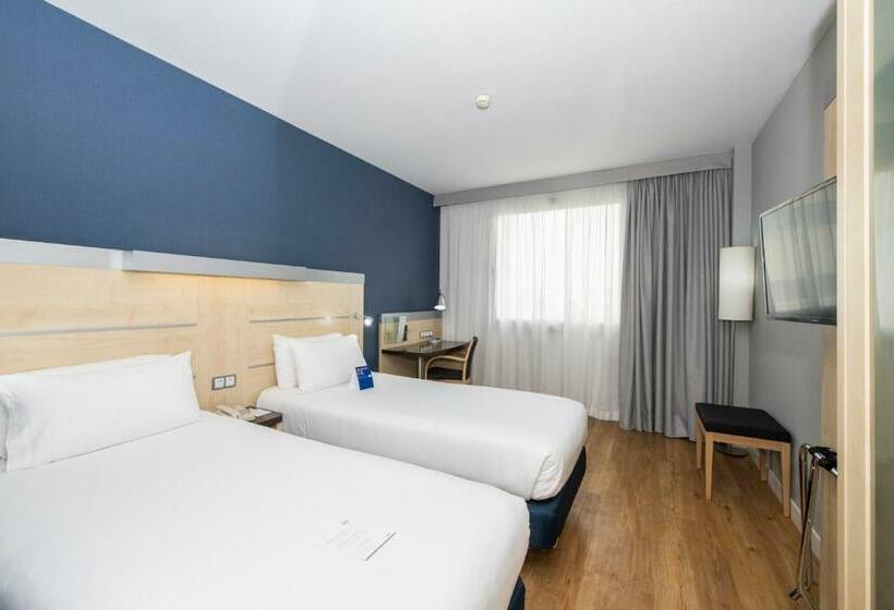 Отель Holiday Inn Express Barcelona City 22@, An Ihg