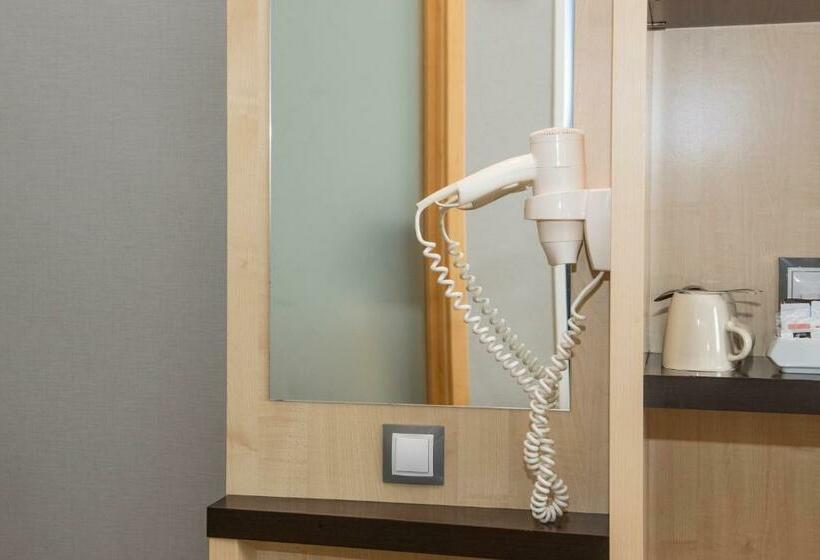 Отель Holiday Inn Express Barcelona City 22@, An Ihg