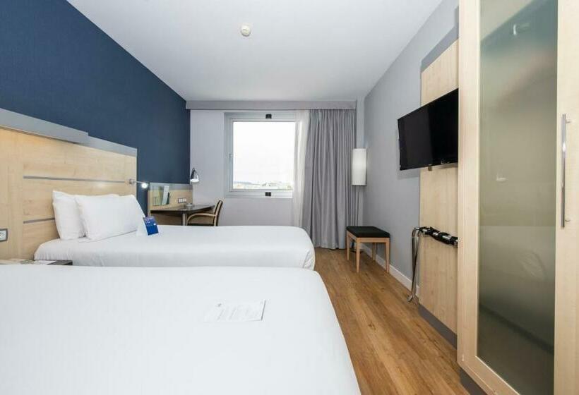 Отель Holiday Inn Express Barcelona City 22@, An Ihg