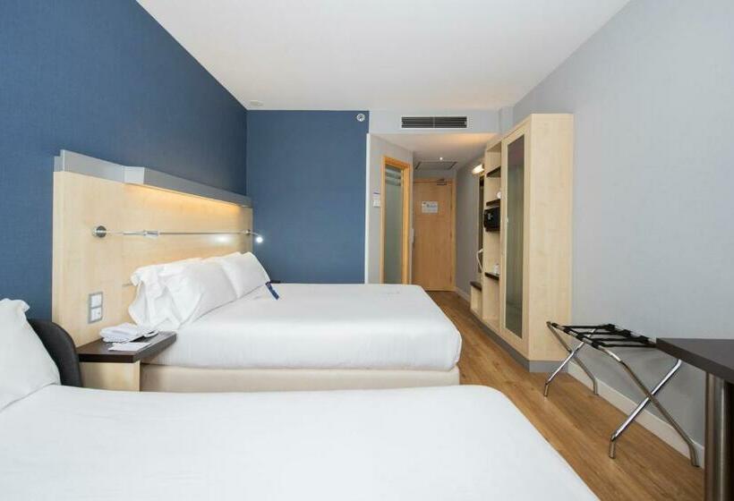 Отель Holiday Inn Express Barcelona City 22@, An Ihg