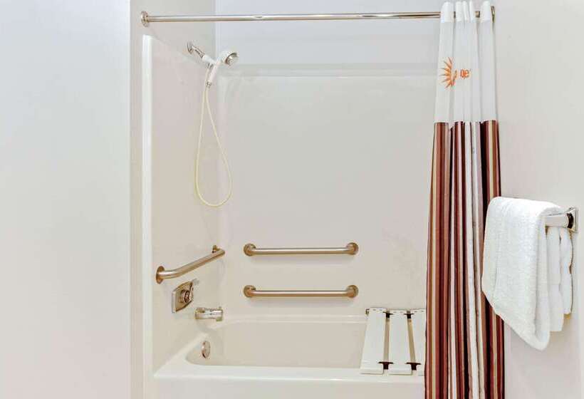 فندق La Quinta By Wyndham Milwaukee Delafield