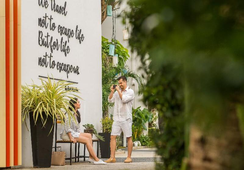 בית מלון כפרי The Rock Hua Hin Beachfront Spa Resort