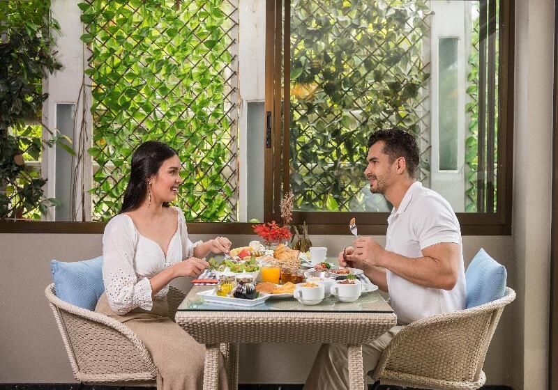בית מלון כפרי The Rock Hua Hin Beachfront Spa Resort