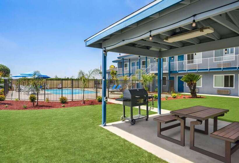 모텔 Super 8 By Wyndham Lindsay Olive Tree