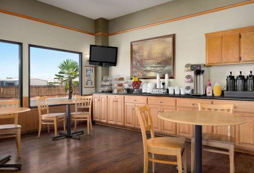 모텔 Super 8 By Wyndham Lindsay Olive Tree