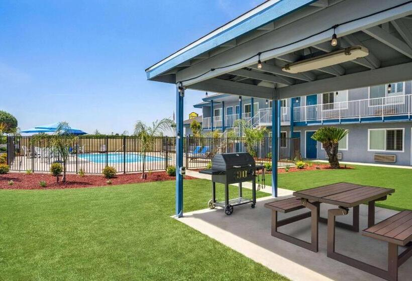 모텔 Super 8 By Wyndham Lindsay Olive Tree