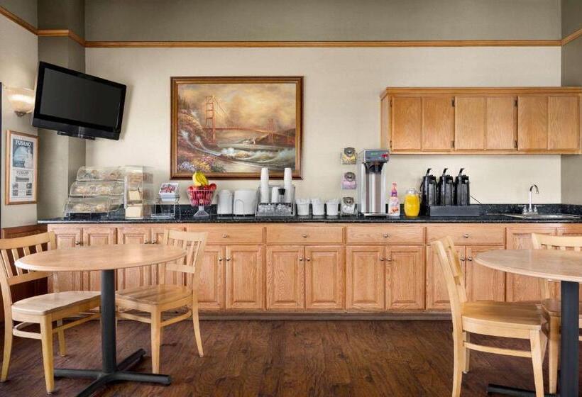 모텔 Super 8 By Wyndham Lindsay Olive Tree