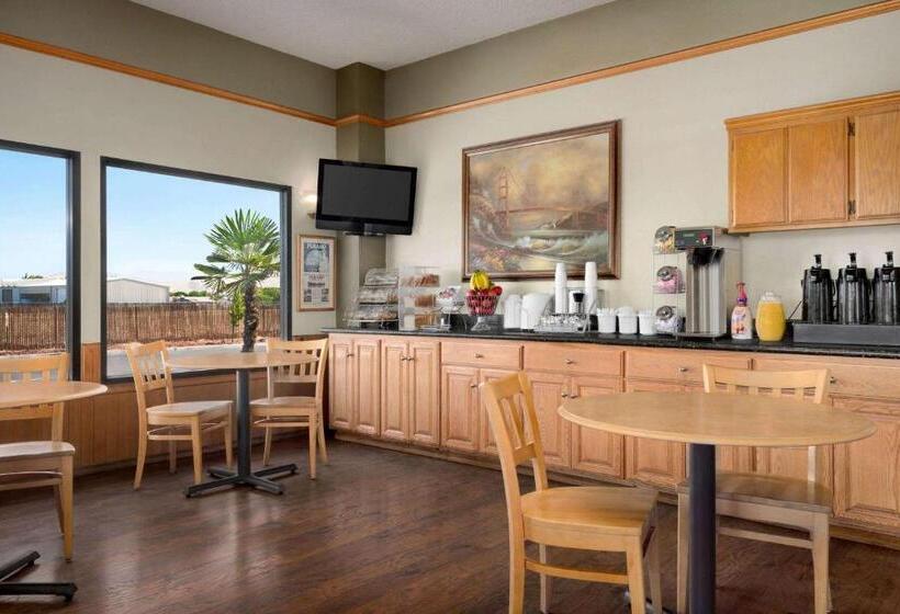 모텔 Super 8 By Wyndham Lindsay Olive Tree