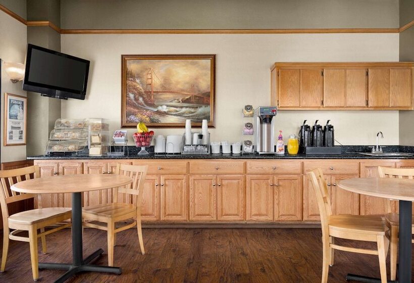 모텔 Super 8 By Wyndham Lindsay Olive Tree