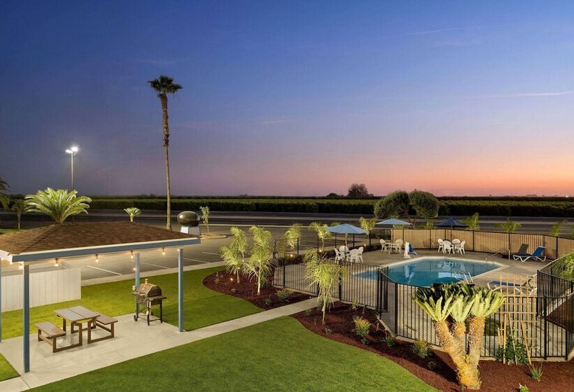 모텔 Super 8 By Wyndham Lindsay Olive Tree