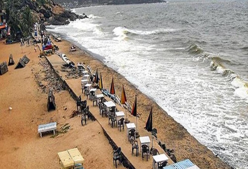 Fabhotel Wateredge Beach Resort