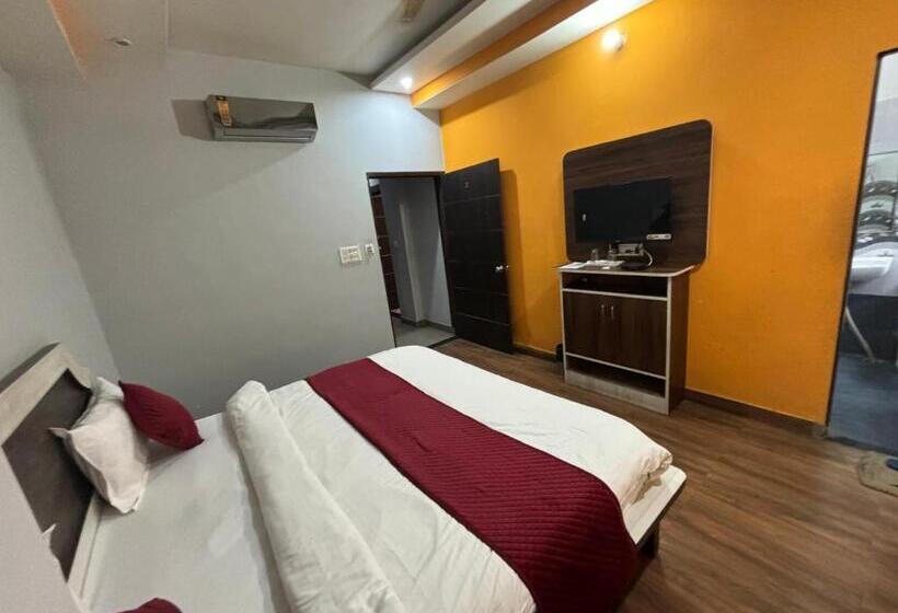 Отель Lakhdatar Palace