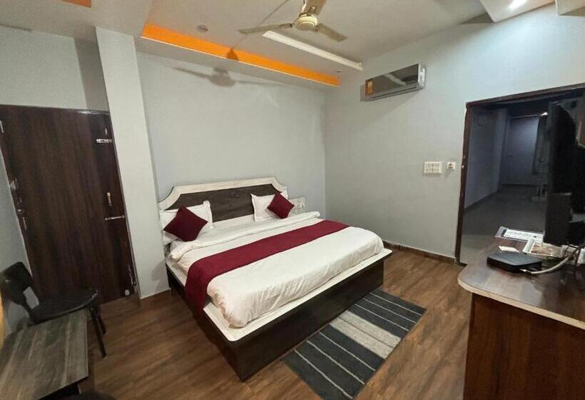 Отель Lakhdatar Palace