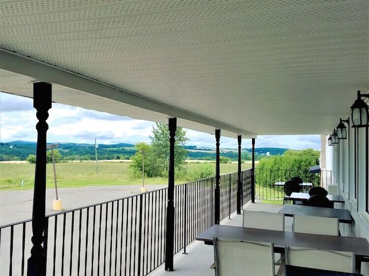 בית מלון כפרי Florenceville Inn, Restaurant & Pool