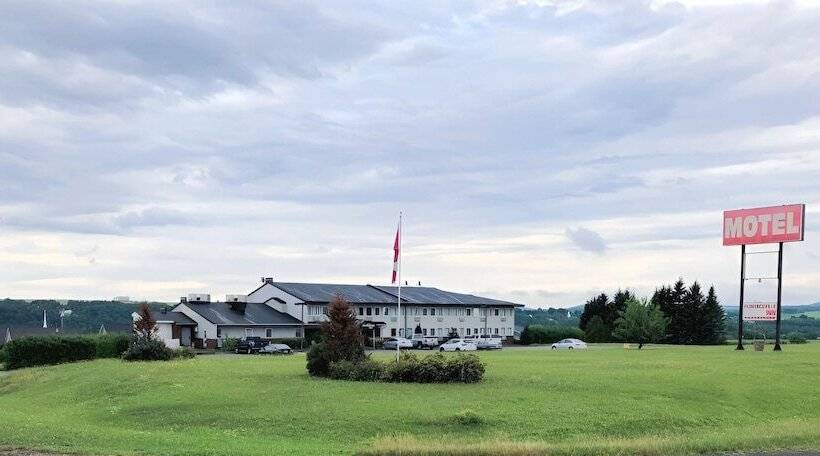 בית מלון כפרי Florenceville Inn, Restaurant & Pool